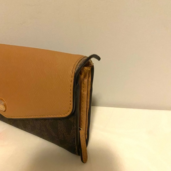 Michael Kors wallet.  Previously loved. Will accept reasonable best offer. - Picture 3 of 4